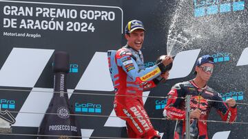 Marc Márquez celebra su victoria en el podio.