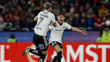 Futbol, Cerro Porteño vs Colo Colo.
Fase de grupos, Copa Libertadores 2024.
El jugador de Colo Colo Carlos Palacios, celebra su gol contra Cerro Porteño durante el partido de copa libertadores por el grupo A disputado en el estadio General Pablo Rojas.
Asuncion, Paraguay.
29/05/2024
Cesar Olmos/Photosport
Football, Cerro Porteño vs Colo Colo.
Group stage, Copa Libertadores 2024.
Colo Colo's player Carlos Palacios, celebrates his goal against Cerro Porteño during the copa libertadores match for group A at the General Pablo Rojas stadium in Asuncion, Paraguay.
29/05/2024
Cesar Olmos/Photosport
