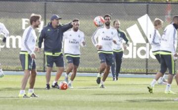 Rafa Benítez da órdenes a los jugadores.  