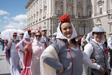 Varias personas durante el pasacalles castizo ‘Bailando por Madrid’ por las Fiestas de San Isidro.