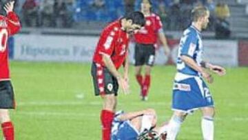 <b>SORPRENDIDO. </b>Herráez Prieto expulsó a Carmelo por una entrada que realizó a un jugador del Málaga.