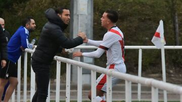 Raúl de Tomás, futbolista del RCD Espanyol de Barcelona, felicita a su hermano Rubén de Tomás tras marcar el primer gol en la remontada del Rayo Vallecano B frente al RCD Carabanchel (6-2). Partido correspondiente a la Jornada