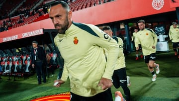El delantero del RCD Mallorca, Vedat Muriqi, sale a calentar en el estadio de Son Moix.