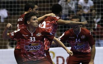 Lima, Ruiz y Adri celebran con Je el primer gol del partido.