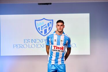 La camiseta es un homenaje al Málaga del mítico Juanito y está inspirada en la de la temporada 1988-89, en la que el de Fuengirola jugó.