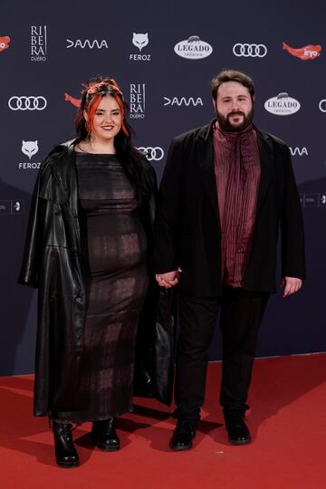 La influencer Andrea Compton y el artista musical Gonzalo Caps posan en la alfombra roja de la XI edición de los Premios Feroz.