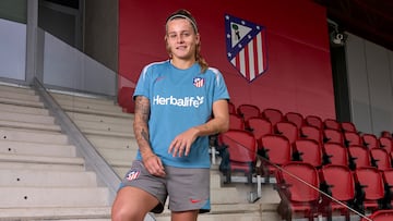 Rosa Otermín, posando para AS en Alcalá: “El escudo del Atlético no se puede pisar”