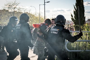 Cargas policiales contra algunos aficionados en las inmediaciones del estadio.