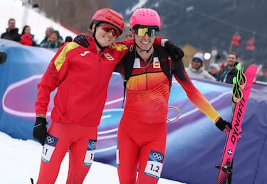 Ana Alonso corre hacia Oriol Cardona, exhausto tras terminar la carrera, y celebrar juntos que habían conseguido la medalla de bronce. Segunda medalla olímpica para estos dos esquiadores olímpicos.