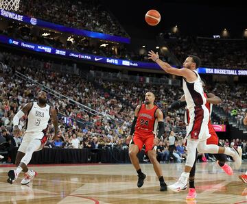 Stephen Curry realiza un alley oop con su compañero LeBron James.