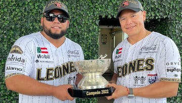 Luis Felipe Juárez y José Juan Aguilar sostienen la Copa Zaachila, trofeo que se les entrego por se campeones de la LMB con los Leones de Yucatán