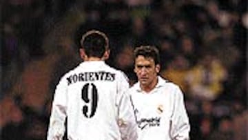 Fernado Morientes, vistiendo su 9 en un partido del Real Madrid.