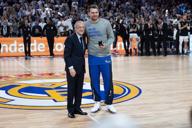 Luka Doncic posa con la insignia de oro y diamantes que le entrega Florentino P¨¦rez, presidente del Real Madrid.