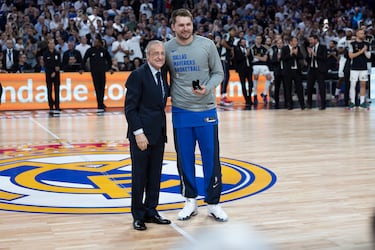 Luka Doncic posa con la insignia de oro y diamantes que le entrega Florentino Prez, presidente del Real Madrid.