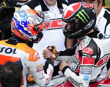 Casey Stoner y Ben Spies se saludan en Cheste 2011.