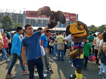 La afición americanista se dio cita en el Estadio Azteca en el duelo de semifinales ante Santos Laguna. 