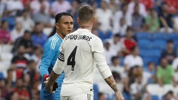 Keylor Navas dialoga con Ramos durante el Trofeo Bernab&eacute;u.