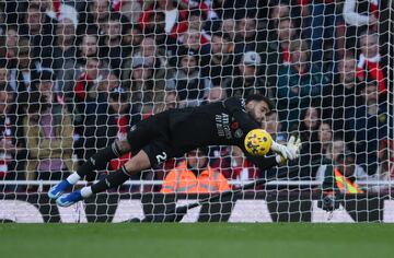 London (United Kingdom), 11/11/2023.- Arsenal goalkeeper David Raya makes a save during the English Premier League match between Arsenal FC and Burnley FC, in London, Britain, 11 November 2023. (Reino Unido, Londres) EFE/EPA/DANIEL HAMBURY No use with unauthorized audio, video, data, fixture lists, club/league logos, 'live' services' or as NFTs. Online in-match use limited to 120 images, no video emulation. No use in betting, games or single club/league/player publications.
