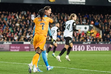 El jugador brasileño de Real Madrid se revolvió y agredió al portero. Una acción que le costó la expulsión.