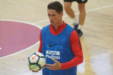 La lluvia condenó al Atlético a entrenar en cancha de básquet