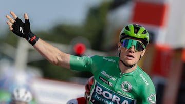 BREDA (PAÍSES BAJOS), 21/08/2022.- El corredor irlandés Sam Bennet (c), del equipo Bora-Hansgrohe, se impone en esprint de meta en la tercera etapa de la Vuelta a España 2022 este domingo, con 193,2 kms y final en Breda.- EFE/ Javier Lizón
