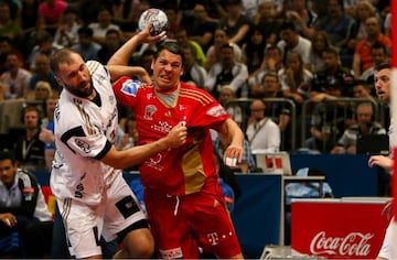 Chema, con el Veszprem, marcado por Cañellas.