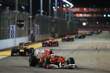 Los accidentes y coches de seguridad mantuvieron la tensión durante toda la carrera en Singapur, que se llevó de nuevo Alonso, por delante de Vettel. Hamilton se vio obligado a abandonar por un toque con Webber, que acompañó al español y al alemán en el podio, de que se quedó a las puertas Button. Alonso continuaba así con su escalada en el Mundial: segundo (191), por detrás de Webber (202) y por delante de Hamilton (182), Vettel (181) y Button (177).