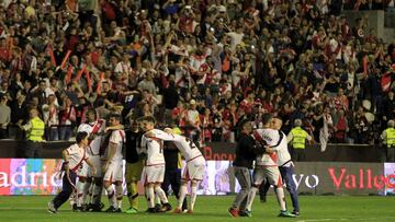 Los jugadores del Rayo celebran el ascenso.