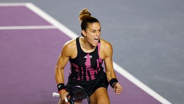 GUADALAJARA (MÉXICO), 18/10/2022.- La tenista Maria Sakkari reacciona contra la ucraniana Marta Kostyuk hoy, durante un partido del torneo Guadalajara Open Akron WTA 1000, realizado en el Centro Panamericano de Tenis, en Guadalajara, Jalisco (México). EFE/ Francisco Guasco
