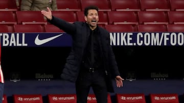 Simeone da instrucciones durante el partido.