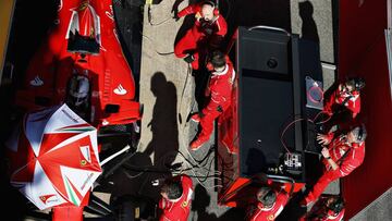 MONTMELO, SPAIN - MARCH 09:  Sebastian Vettel of Germany driving the (5) Scuderia Ferrari SF70H and the Ferrari team prepare for a race simulation in the Pitlane during day three of Formula One winter testing at Circuit de Catalunya on March 9, 2017 in Montmelo, Spain.  (Photo by Charles Coates/Getty Images)