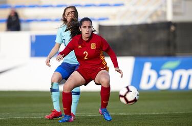Oihane Hernández ha demostrado esta temporada su gran carácter y madurez en la zaga defensiva del Athletic, a pesar de sólo tener 19 años. La defensa, que también fue subcampeona en el Europeo Sub-18, comenzó esta temporada con ficha del filial (jugó dos encuentros a las órdenes de Iraia Iturregi) y poco a poco se ha hecho su sitio en el primer equipo, en el que ha disputado un total de 19 partidos de la mano de Villacampa; 15 de ellos como titular en liga. Un curso inolvidable para Oihane que jugó por primera vez en San Mamés ante el FC Barcelona en liga y debutó frente al UDG Tenerife en la Copa de la Reina. La joven sopeloztarra ha ocupado la posición de lateral derecho y ha aprovechado sus cualidades para dar profundidad al equipo desde esa banda.