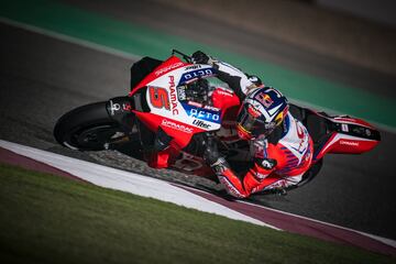 Que la evolución de la velocidad es constante lo demuestra el hecho de que el récord absoluto del Mundial de MotoGP es tan reciente como del pasado fin de semana. En el entrenamiento FP4 del GP de Qatar, el francés Johan Zarco superó, por primera vez en la historia, la barrera de los 360 km/h, al alcanzar con su Ducati del equipo satélite un registro de 362,4 km/h. Eso sí, al final de la larga recta de Losail no fue capaz de frenar su moto y siguió recto por la escapatoria…