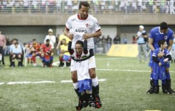 El futbolista brasileño Nene y el niño Rikellmy  durante  un evento con niños discapacitados en Praia Grande (Brasil).