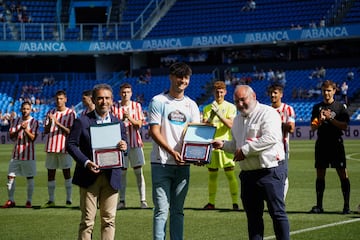 Los presidente de Depor y Arteixo con el nieto de Arsenio Iglesias.