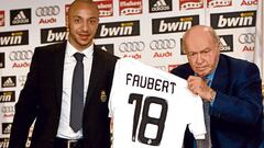 Julien Faubert, junto con Alfredo Di St&eacute;fano, el d&iacute;a de su presentaci&oacute;n como nuevo jugador madridista