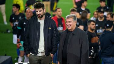 Piqué y Laporta, en el Camp Nou.