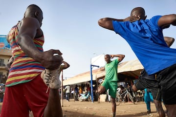 Fotografías de la lucha tradicional de Mali durante el festival de Bamako en las orillas del río Níger.