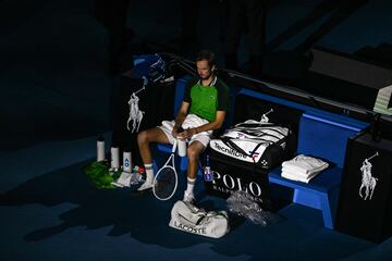 Imagen de Daniil Medvedev agotado tras perder la final del Open de Australia frente a Jannik Sinner.