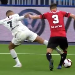 Incomprensible: minuto 119 de una final y Mbappé se autoexpulsa con este patadón