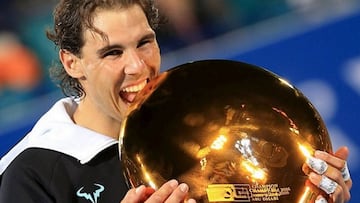 Rafa Nadal, con el trofeo conquistado a principio de 2016 en Abu Dhabi.