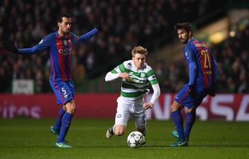 Stuart Armstrong entre Sergio Busquets y Andre Gomes.