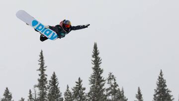 Queralt Castellet planchando un Method durante las Snowboard Finals de halfpipe en el Land Rover U.S. Grand Prix at Copper, de la Copa del Mundo FIS.