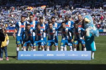 El once inicial del Espanyol. De pie: Óscar Esau, Enzo Roco, Asensio, Álvaro, Caicedo y Pau López. Agachados: Duarte, Víctor Sánchez, Roberto, Hernán Pérez y Diop. 