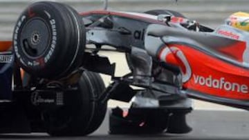 <b>GOLPE BRUTAL.</b> Alonso estuvo lastrado toda la carrera por el golpe que recibió de su ex-compañero y rival en las pistas y fueras de ellas. Tras el choque tuvo el alerón trasero tocado en el centro y en los laterales.