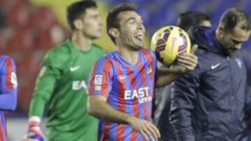 Barral se llevó el balón firmado por el equipo.