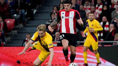 De Jong pidió penalti en esta jugada con Capa.