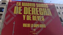 Cartel promocional de la Copa Davis en la Gran V&iacute;a con el eslogan &quot;En Madrid somos de derecha y de rev&eacute;s&quot;.