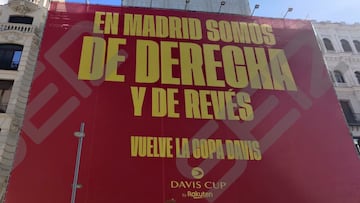 Cartel promocional de la Copa Davis en la Gran Vía con el eslogan "En Madrid somos de derecha y de revés".
