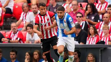 BILBAO, SPAIN - SEPTEMBER 04: Oscar Gil of Espanyol is put under pressure by Alex Berenguer of Athletic Club during the LaLiga Santander match between Athletic Club and RCD Espanyol at San Mames Stadium on September 04, 2022 in Bilbao, Spain. (Photo by Juan Manuel Serrano Arce/Getty Images)